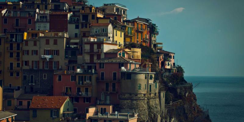 Logo设计中的隐喻与双关：如何通过巧思创造令人会心一笑的品牌符号